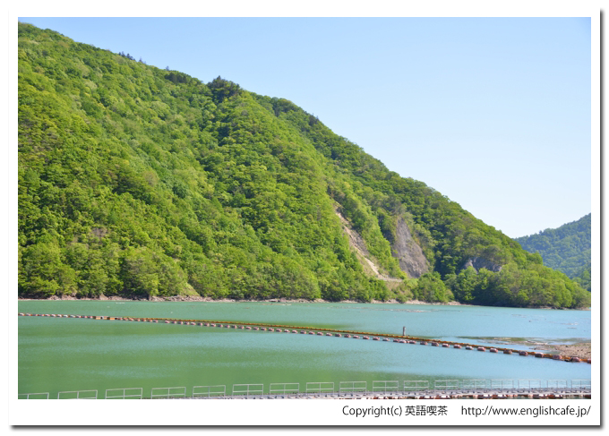 静内ダム、静内ダムの天端から見るダム湖の様子（北海道日高郡新ひだか町）