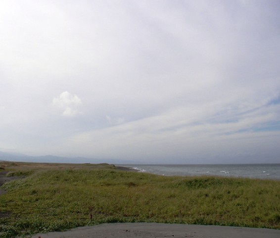 砂崎海岸と砂崎灯台、海岸への丘（北海道茅部郡森町砂原）
