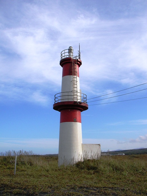 砂崎海岸と砂崎灯台のアップ（北海道茅部郡森町砂原）