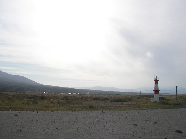 砂崎海岸と砂崎灯台、少し離れた場所から（北海道茅部郡森町砂原）