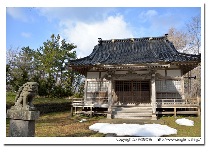 砂崎神社と洲崎館跡、砂崎神社の狛犬と社の風景（北海道檜山郡上ノ国町）