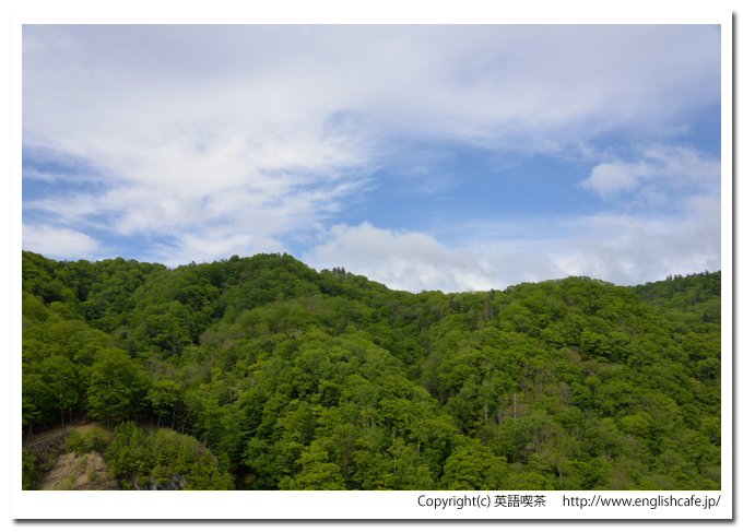 庶路ダム、庶路ダムの湖の山々と青空（北海道白糠郡白糠町）
