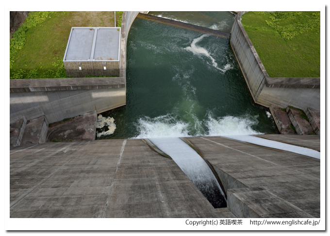 庶路ダム、庶路ダムの洪水吐と下流域の様子（北海道白糠郡白糠町）