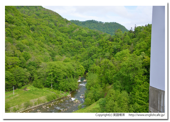 庶路ダム、庶路ダムの山々と下流域の様子（北海道白糠郡白糠町）