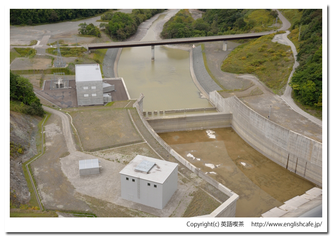 夕張シューパロダム　その１　ダム堤体編（北海道夕張市）、ダムの天端から見る洪水吐