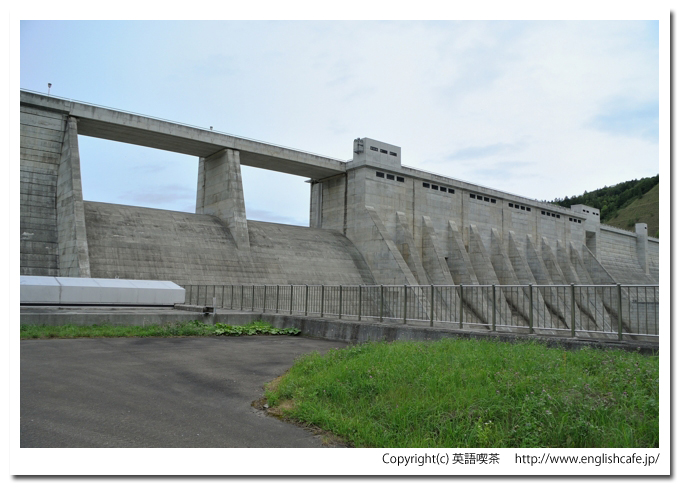 滝里ダム、堤体前と洪水吐（北海道芦別市）