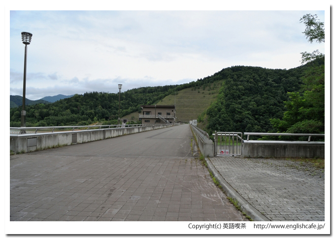滝里ダム、堤体の上から（北海道芦別市）