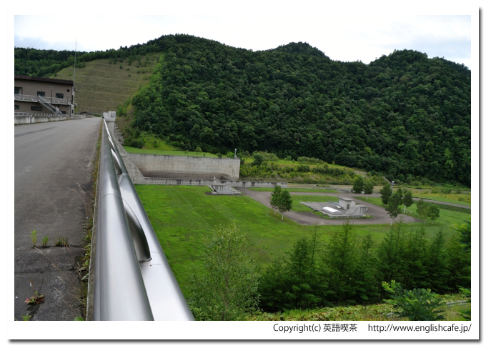 滝里ダム、堤体の上から見る下流域（北海道芦別市）