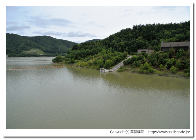 滝里ダム、天端から見るダム湖の景色（北海道芦別市）