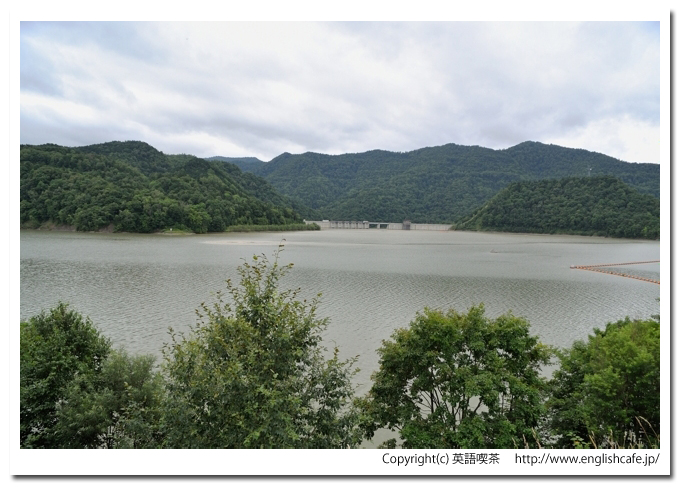 滝里ダム、ダム湖の湖岸から見る、ダムの堤体（北海道芦別市）