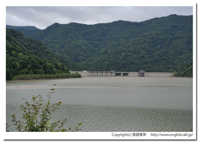 滝里ダム、ダム湖の湖岸から見る、ダムの堤体を少しアップで（北海道芦別市）