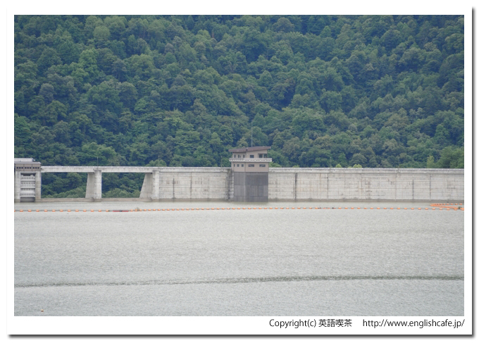 滝里ダム、ダム湖の湖岸から見る、ダムの堤体を右の方へ。ダム湖と山の緑（北海道芦別市）