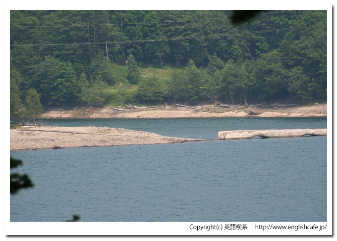タウシュベツ展望台から見るタウシュベツ橋梁のアップ左側（北海道上士幌町）