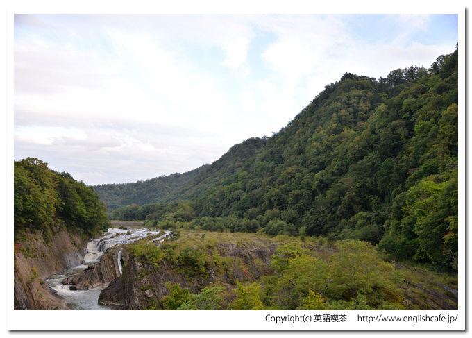 千鳥ヶ滝（滝の上公園）、山々と滝との風景（北海道夕張市）