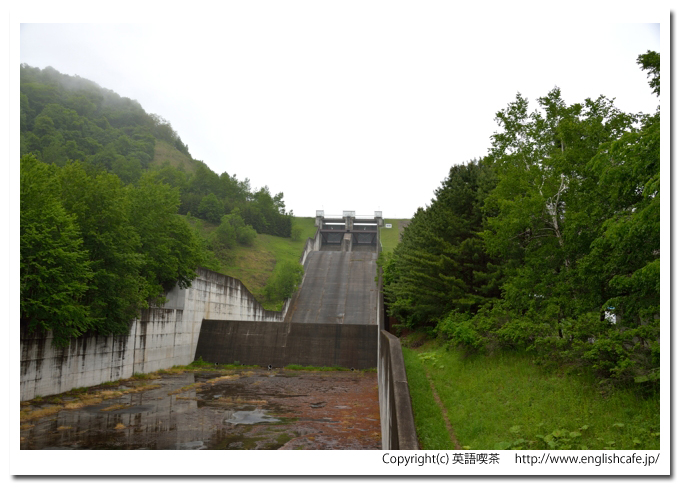 十勝ダム、十勝ダムの洪水吐から見るゲート（北海道上川郡新得町）