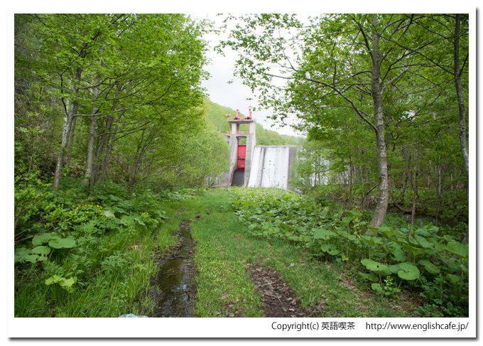 常盤ダムの正面へ（北海道赤井川村）