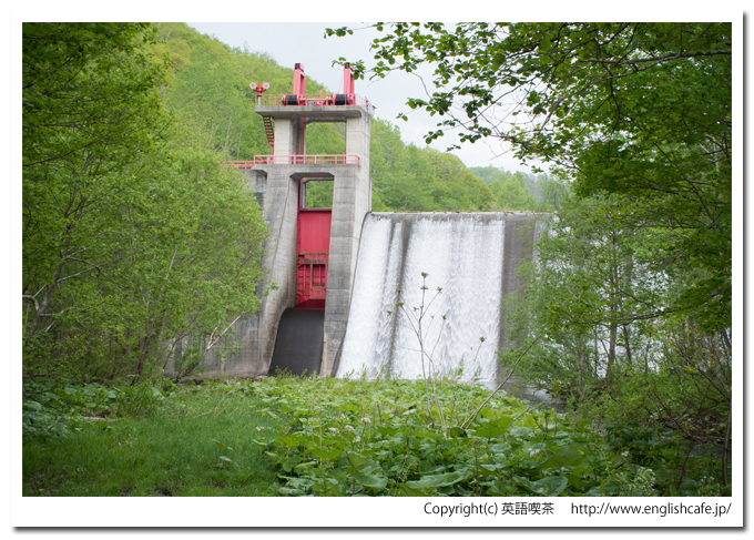 常盤ダムの洪水吐と流れる水（北海道赤井川村）