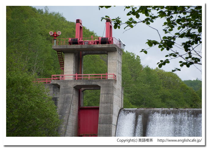 常盤ダムの堤体上（北海道赤井川村）