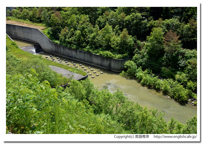 苫前ダム、苫前ダムの洪水吐と下流域の様子（北海道苫前郡苫前町）