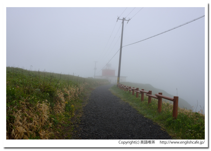 湯沸岬灯台、湯沸岬から見る湯沸岬灯台を遠目から（北海道厚岸郡浜中町）