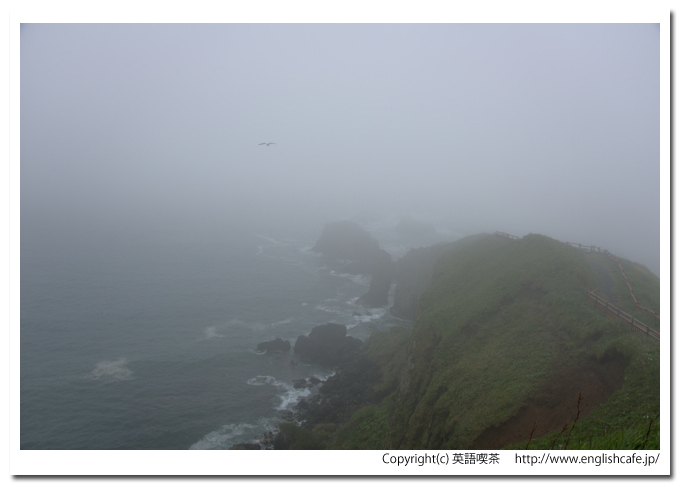 湯沸岬灯台、濃霧の中の湯沸岬（北海道厚岸郡浜中町）