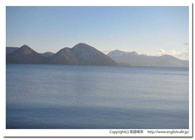 洞爺湖、青空と湖面、さらに別の方向（北海道洞爺湖町）