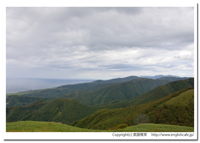 松前町営牧場上の展望台、展望台から眺める山々の様子（北海道松前郡松前町）