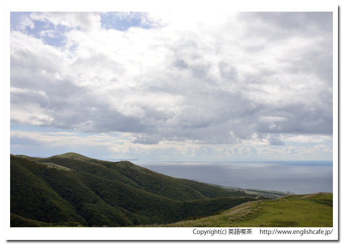 松前町営牧場上の展望台、展望台から眺める山々と海の様子（北海道松前郡松前町）