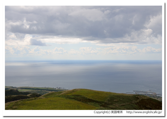 松前町営牧場上の展望台、展望台から眺める町並みと海の景色（北海道松前郡松前町）