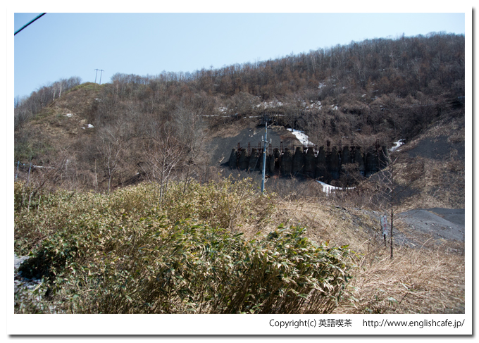 中外鉱山跡の立型焙焼炉へ（北海道檜山郡上ノ国町）
