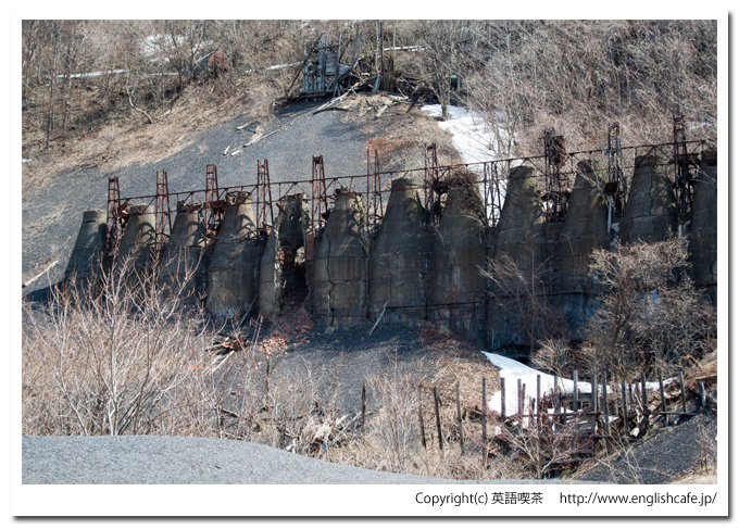 中外鉱山跡の立型焙焼炉へ（北海道檜山郡上ノ国町）