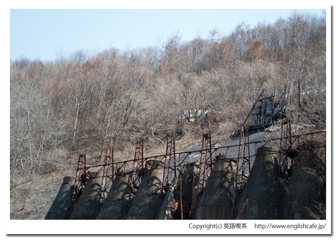 中外鉱山跡の立型焙焼炉、上の方から（北海道檜山郡上ノ国町）