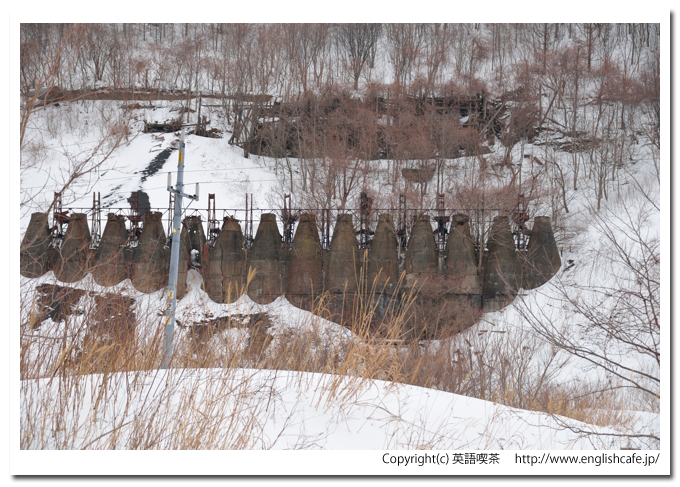 中外鉱山跡の冬、中外鉱山跡のペンシル型の焙焼炉を少しクローズアップ（北海道檜山郡上ノ国町）
