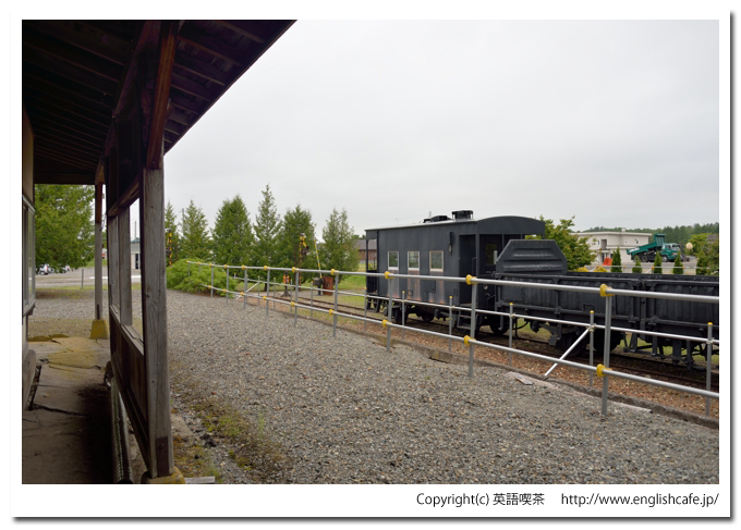 旧忠類駅（旧広尾線）、忠類駅のホーム側からの駅舎と貨物車（北海道中川郡幕別町）