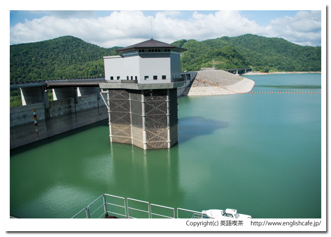 忠別ダム、堤体上から、取水塔とダム湖（北海道美瑛町）