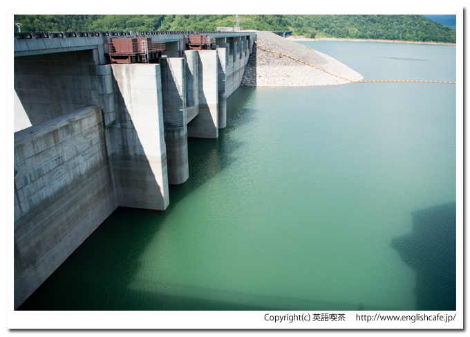 忠別ダム、ダム湖と重力式コンクリート部分とフィル部分（北海道美瑛町）