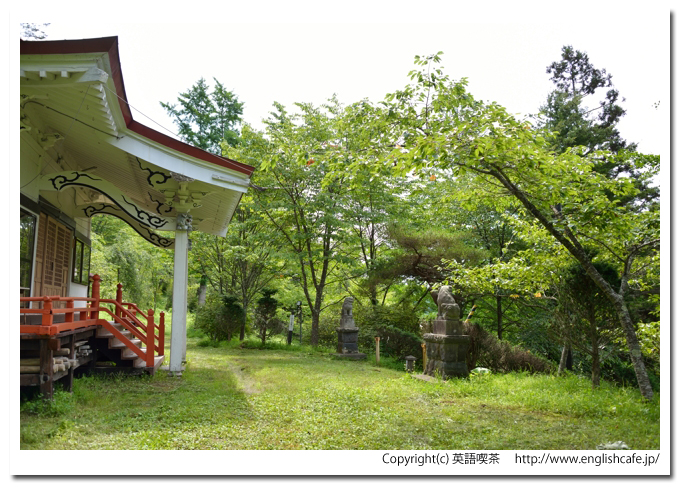 歌笛神社、社とその前の景色（北海道新ひだか町）