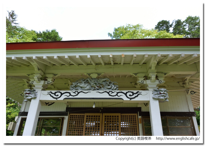 歌笛神社、社の上をアップ気味に（北海道新ひだか町）