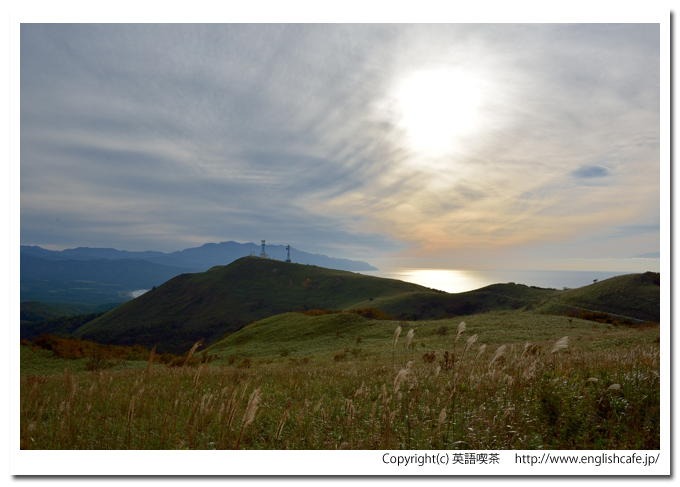 歌島高原、歌島高原と山と夕日、夕日と雲の模様（北海道島牧村）