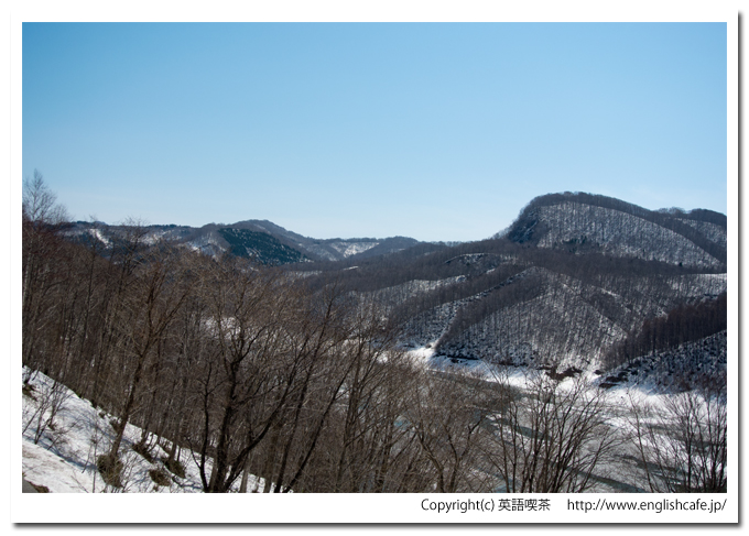 鶉ダムのダム湖と山々（北海道厚沢部町）