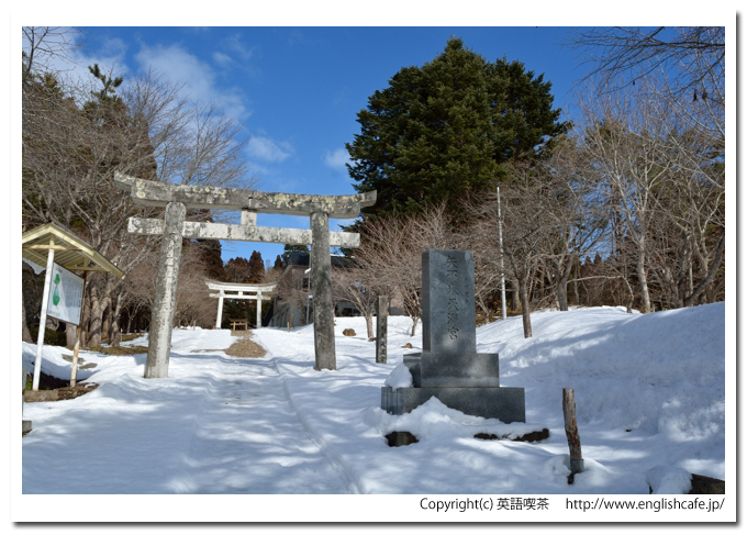 矢不来天満宮と茂別館跡、矢不来天満宮の入口の階段を上がって（北海道北斗市）