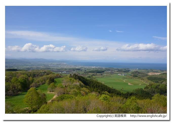 八雲町育成牧場、八雲町育成牧場から見る内浦湾と町並み（北海道八雲町）