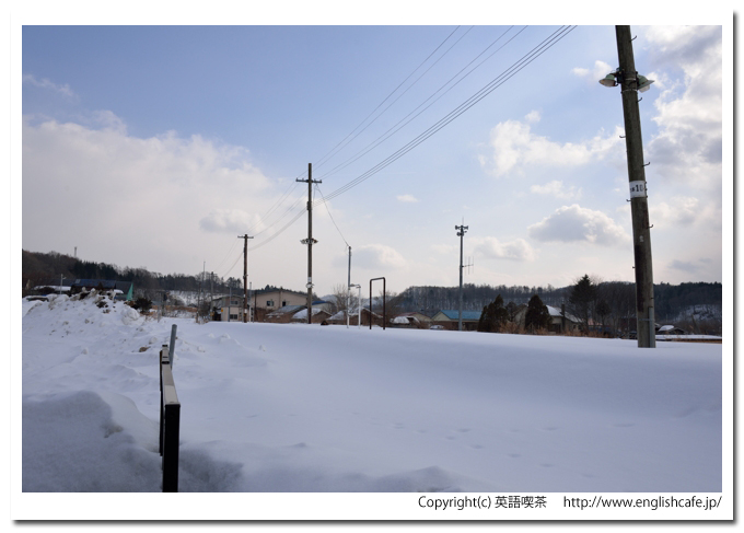 湯ノ岱駅の冬（旧江差線）、湯ノ岱駅の冬景色の旧駅舎とホーム（北海道檜山郡上ノ国町）