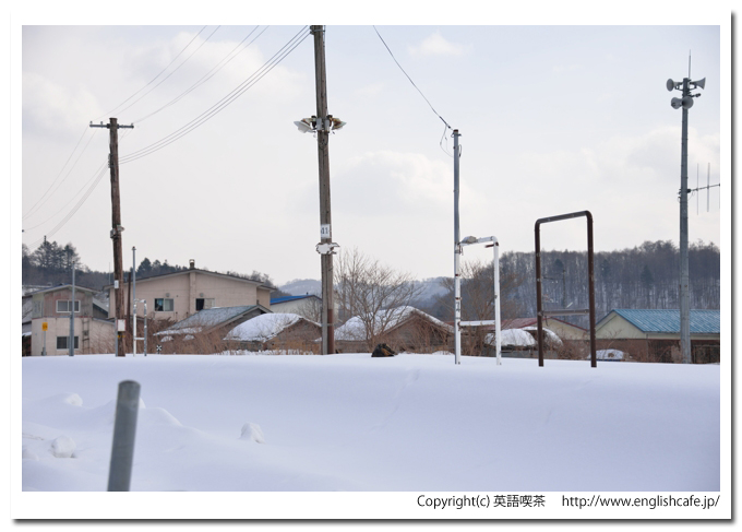 湯ノ岱駅の冬（旧江差線）、湯ノ岱駅の冬景色とホームのクローズアップ（北海道檜山郡上ノ国町）