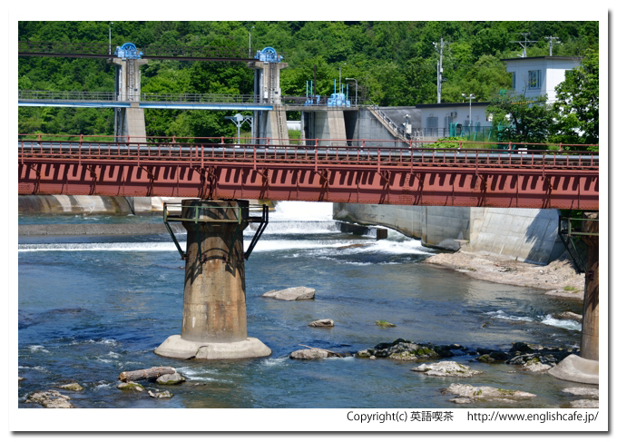 湧別川ダム、湧別川ダム堤体と石北本線鉄橋の景色（北海道遠軽町）