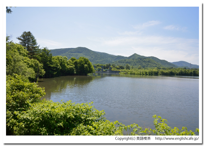 湧別川ダム、湧別川ダムのダム湖から見る堤体と湖（北海道遠軽町）