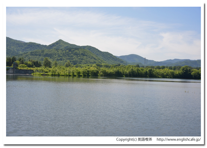 湧別川ダム、湧別川ダムのダム湖から見る堤体と湖、少し右側のほうへ視線と移して（北海道遠軽町）