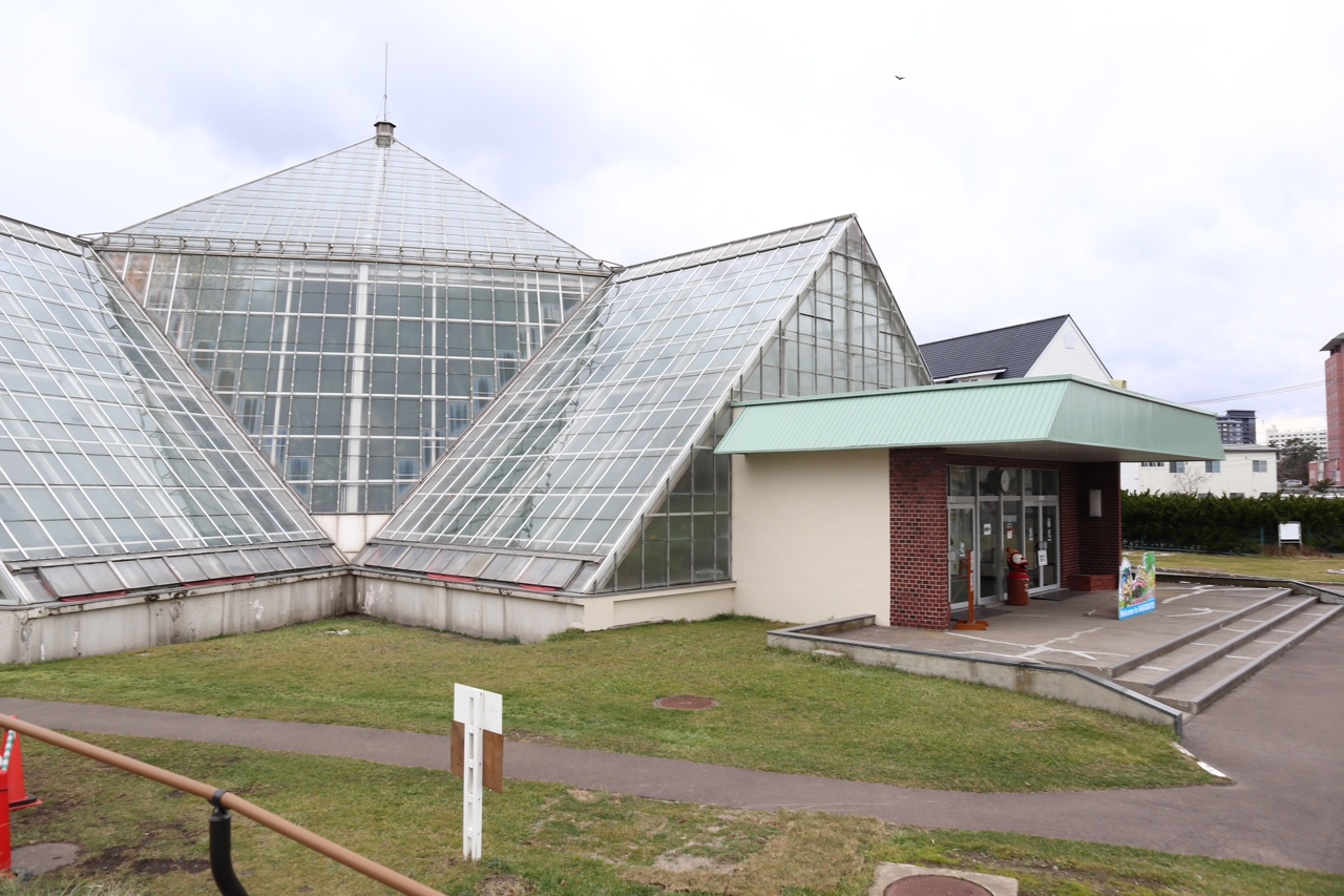 熱帯植物園のサル山温泉